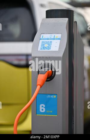 Erfurt, Allemagne. 09th décembre 2022. Un véhicule électrique est chargé dans le parc de recharge du KinderMedienZentrum Erfurt. Le site pilote a été mis en service le même jour. Depuis 2021, un consortium thuringien développe une solution pour charger les véhicules des résidents de grands immeubles sans place de parking fixe dans le cadre du projet « tarification en zone partagée ». Credit: Martin Schutt/dpa/Alay Live News Banque D'Images