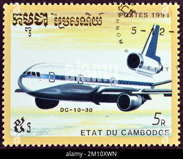 Timbre-poste annulé imprimé par le Cambodge, qui montre l'avion Douglas DC-10-30, vers 1991. Banque D'Images