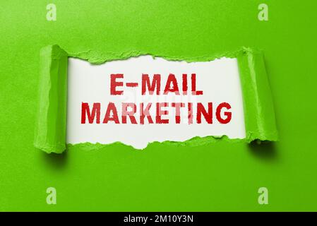 Affiche affichant le marketing par e-mail. Mot pour E-commerce Publicité ventes en ligne Bulletins promotion Banque D'Images
