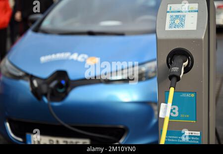 Erfurt, Allemagne. 09th décembre 2022. Un véhicule électrique est chargé dans le parc de recharge du KinderMedienZentrum Erfurt. Le site pilote a été mis en service le même jour. Depuis 2021, un consortium thuringien développe une solution pour charger les véhicules des résidents de grands immeubles sans place de parking fixe dans le cadre du projet « tarification en zone partagée ». Credit: Martin Schutt/dpa/Alay Live News Banque D'Images