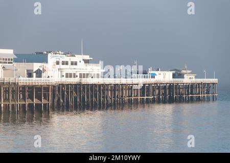 Santa Cruz, CA. - 6 janvier 2022. Photo extérieure du restaurant de fruits de mer Stagnaro Bros au célèbre quai de Santa Cruz, autour du coucher du soleil. Banque D'Images
