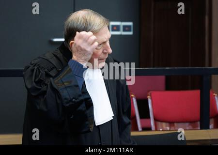 L'avocat Jef Vermassen photographié lors d'une séance du procès assizes de Platteeuw (37) qui est en procès pour le meurtre de sa femme Dana Van Laeken (36), le vendredi 09 décembre 2022, à Bruges. La victime est décédée le 13 octobre 2018 après que l'accusé lui a administré plusieurs fois de la ricine. Le poison est venu des haricots de l'arbre miracle, une plante exotique. BELGA PHOTO KURT DESPLENTER Banque D'Images