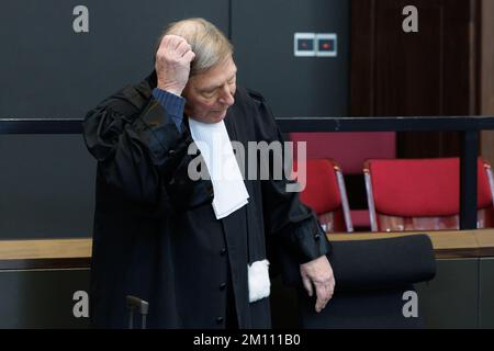 L'avocat Jef Vermassen photographié lors d'une séance du procès assizes de Platteeuw (37) qui est en procès pour le meurtre de sa femme Dana Van Laeken (36), le vendredi 09 décembre 2022, à Bruges. La victime est décédée le 13 octobre 2018 après que l'accusé lui a administré plusieurs fois de la ricine. Le poison est venu des haricots de l'arbre miracle, une plante exotique. BELGA PHOTO KURT DESPLENTER Banque D'Images