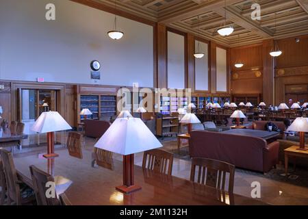 Rochester, NY - août 2022 : élégant hall d'étude lambrissé à la bibliothèque de l'Université de Rochester. Banque D'Images