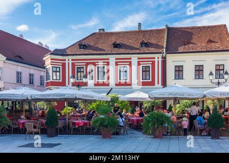 Györ (Raab): Place Szechenyi, restaurant à Györ-Moson-Sopron, Hongrie Banque D'Images