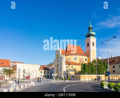 Györ (Raab) : Eglise Carmélite à la place Bécsi kapu ter (Wiener Tor Platz, place de la porte de Vienne), Maison Ott, vieille ville, pont au-dessus de la rivière Raba (Raab) in Banque D'Images