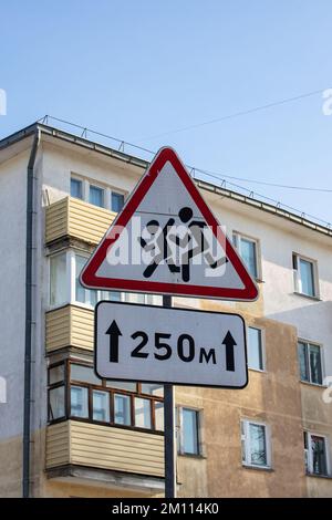 Attention aux panneaux routiers enfants dans une zone résidentielle de près Banque D'Images