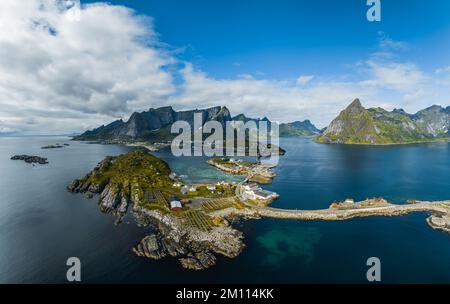 Un paysage aérien des collines rocheuses à la rive de Lofoten Banque D'Images