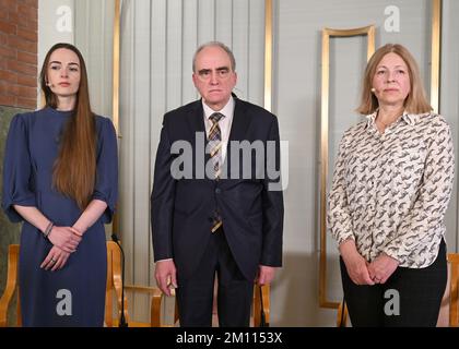 Oslo, Norvège. 09th décembre 2022. Ukrainian Oleksandra Matviichuk (responsable du Centre ukrainien pour les libertés civiles), Russian Yan Rachinsky (Président du Bureau international du souvenir), Et Natallia Pinchuki (épouse du lauréat du prix Nobel de la paix en 2022 - emprisonné l'activiste bélarussien Ales Bialiatski) assistent à la conférence de presse avant la cérémonie de remise du prix Nobel de la paix en 2022 à l'Institut du prix Nobel de la paix à Oslo (Norvège) sur 9 décembre 2022. Photo de Paul Treadway/ Credit: UPI/Alay Live News Banque D'Images