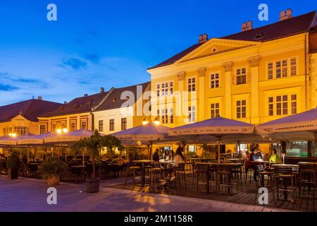 Györ (Raab): Place Szechenyi, restaurant à Györ-Moson-Sopron, Hongrie Banque D'Images