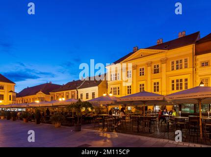 Györ (Raab): Place Szechenyi, restaurant à Györ-Moson-Sopron, Hongrie Banque D'Images