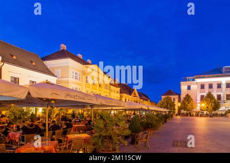 Györ (Raab): Place Szechenyi, restaurant à Györ-Moson-Sopron, Hongrie Banque D'Images