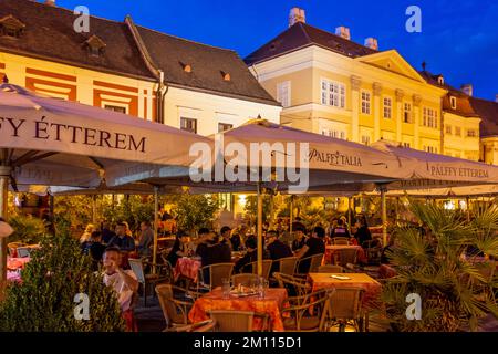 Györ (Raab): Place Szechenyi, restaurant à Györ-Moson-Sopron, Hongrie Banque D'Images