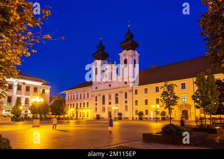 Györ (Raab) : place Szechenyi, église bénédictine de Saint-Laurent Ignace de Loyola in , Györ-Moson-Sopron, Hongrie Banque D'Images