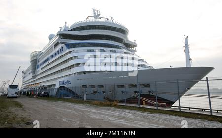 Hambourg, Allemagne. 09th décembre 2022. Le bateau de croisière endommagé 'Aidabella' se trouve sur un quai dans le port de Hambourg. Un jour plus tôt, le navire a heurté un mur de quai pendant l'amarrage et a été légèrement endommagé. Il est possible que le navire puisse de nouveau naviguer le week-end. Crédit : Bodo Marks/dpa/Alay Live News Banque D'Images