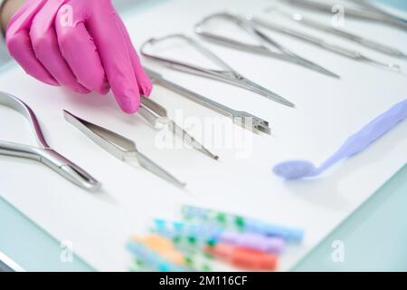 Le jeu d'instruments orthodontistes spéciaux se trouve sur la table chirurgicale Banque D'Images