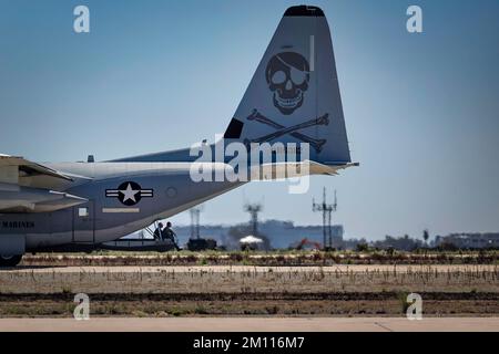 Deux membres de l'équipage sont assis à l'arrière d'un pétrolier Hercules KC-130 après avoir participé à la démonstration du Groupe de travail air-sol marin (GTFA) au 2 Banque D'Images