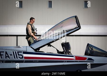 Un pilote de chasse se tient sur son FA-18 Hornet avant le salon Miramar Airshow de 2022 à San Diego, en Californie. Banque D'Images