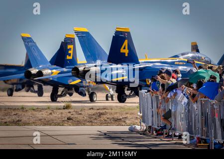 Les fans des US Navy Blue Angels font la queue devant la clôture et l'équipe de taxis pour le décollage au salon Miramar Airshow 2022 à San Diego, en Californie. Banque D'Images