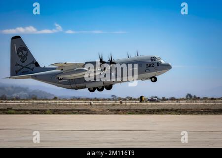 Un KC-130 Hercules Tanker prend son envol pour participer à la démonstration de la Marine Air-Ground Task Force (MAGTF) au salon Miramar Airshow 2022 à San Diego, Banque D'Images