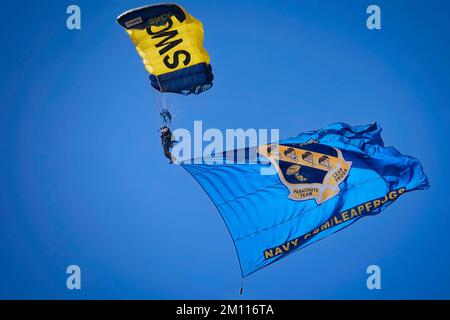 L'équipe de parachutistes Leapfrog de la Marine américaine dans les airs au cours du salon Miramar Airshow de 2022 à San Diego, en Californie. Banque D'Images