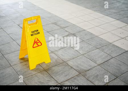 Panneaux d'entrée sol endommagé à l'intérieur Banque D'Images