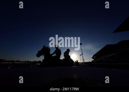Les coureurs et les cavaliers se sont dérendus dans le ciel lors du premier jour de la rencontre internationale à Cheltenham Racecourse, Cheltenham. Date de la photo: Vendredi 9 décembre 2022. Banque D'Images