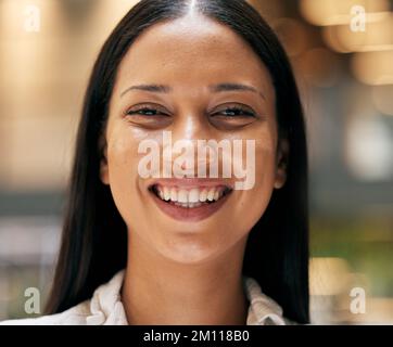 Portrait, heureux et état d'esprit avec une femme noire souriant tout en se sentant gai, insouciant ou positif de gros plan. Visage, sourire et bonheur avec un Banque D'Images