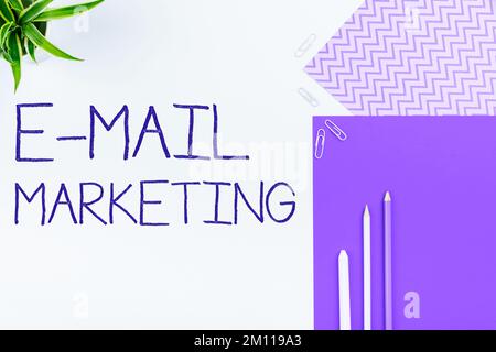 Affiche affichant le marketing par e-mail. Mot pour E-commerce Publicité ventes en ligne Bulletins promotion Banque D'Images