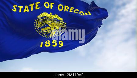 Drapeau de l'État de l'Oregon, le temps d'une journée bien remplie. L'Oregon est un État de la région du Nord-Ouest du Pacifique, dans l'ouest des États-Unis. Arrière-plan texturé en tissu. S Banque D'Images