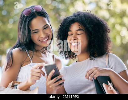 Téléphone, shopping et femme noire amis à l'extérieur ensemble pour une vente au détail ou affaire en tant que client. ECommerce, contact et achats en ligne avec une femme Banque D'Images