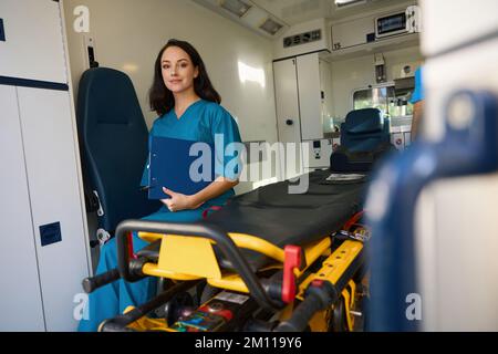 Femme de l'équipe médicale d'urgence se préparant à recevoir un patient Banque D'Images
