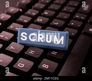 Texte d'écriture Scrum. Mot écrit sur l'écriture manuscrite comme différent de l'impression de caractères écrits de jeu Banque D'Images