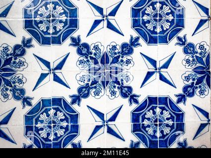 Carreaux Iznik peints en bleu du palais de Topkapi à Istanbul, Turquie. Banque D'Images