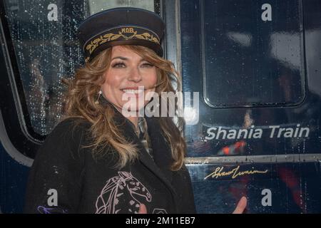 9 décembre 2022, Gstaad, canton de Berne, Suisse: La chanteuse canadienne SHANIA TWAIN, qui est également la marraine du M.O.B (Montreux Oberland Bernois) a baptisé le deuxième train avec son nom lors de l'inauguration de l'Express GoldenPass à Gstaad, en Suisse. (Image de crédit : © Eric Dubost/Pacific Press via ZUMA Press Wire) Banque D'Images
