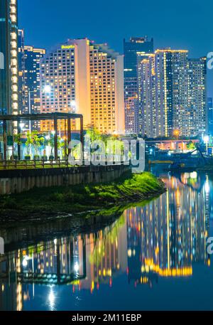 La vue nocturne paysage urbain autour de waduk Kebon Melati. Jakarta, Indonésie. Exposition longue. Banque D'Images