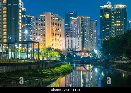 La vue nocturne paysage urbain autour de waduk Kebon Melati. Jakarta, Indonésie. Exposition longue. Banque D'Images