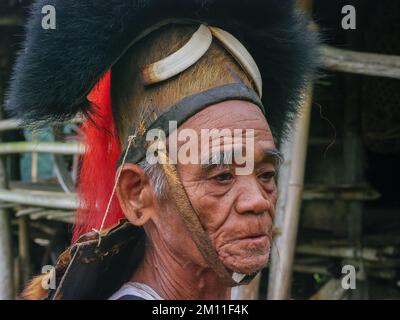 West Siang, Arunachal Pradesh, Inde - 02 22 2013 : Portrait de l'ancien homme de la tribu Adi Minyong portant l'adresse traditionnelle du guerrier Banque D'Images