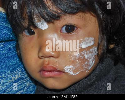 Subansiri supérieur, Arunachal Pradesh, Inde - 02 26 2009 : Portrait de la belle jeune fille de la tribu Nyishi avec des marques de bouillie de riz sur le visage au festival Banque D'Images