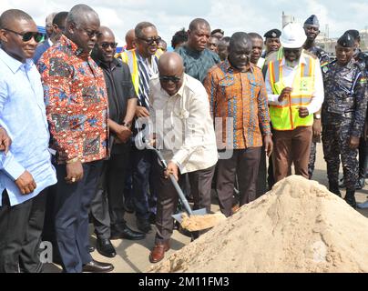 Accra, Ghana. 8th décembre 2022. Le président ghanéen Nana Addo Dankwa Akufo-Addo (C) assiste à une cérémonie de découpe de la terre pour le début de la construction de deux projets portuaires par une société chinoise, à Takoradi, au Ghana, le 8 décembre 2022. POUR ALLER AVEC des "projets de port chinois pour stimuler la croissance économique du Ghana: Président ghanéen" crédit: Seth/Xinhua/Alay Live News Banque D'Images