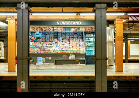 New York. Manhattan. États-Unis. Kiosque à journaux dans une station de métro. Un marchand de journaux ennuyé qui s'ébarbait Banque D'Images