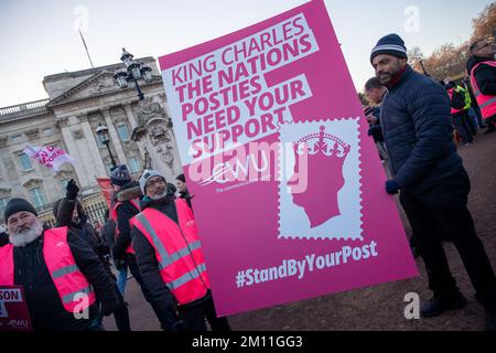 LONDRES, le 9th décembre 2022. Les membres de l'UCF tiennent une carte postale au roi Charles III demandant du soutien à l'extérieur de Buckingham Palace, des milliers d'employés de la poste assistent à un rassemblement organisé par l'UCF, Royal Mail, qui est en grève tout au long du mois de décembre en raison de leur salaire et de leurs conditions d'emploi. Crédit : Lucy North/Alamy Live News Banque D'Images