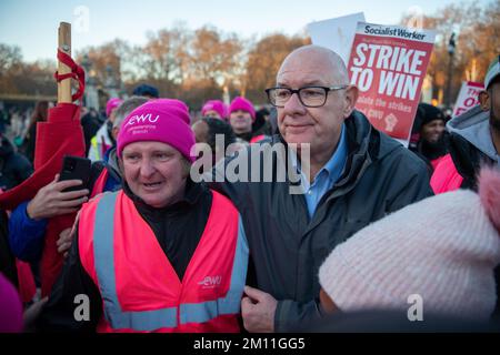 LONDRES, le 9th décembre 2022. Dave Ward de l'UCF à l'extérieur du Palais de Buckingham à Londres, des milliers de travailleurs de la poste assistent à un rassemblement organisé par l'UCF, Royal Mail, qui frappe tout au long du mois de décembre en raison des salaires et des conditions d'emploi. Crédit : Lucy North/Alamy Live News Banque D'Images