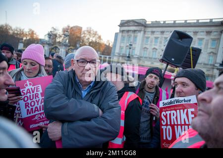 LONDRES, le 9th décembre 2022. Dave Ward de l'UCF à l'extérieur du Palais de Buckingham à Londres, des milliers de travailleurs de la poste assistent à un rassemblement organisé par l'UCF, Royal Mail, qui frappe tout au long du mois de décembre en raison des salaires et des conditions d'emploi. Crédit : Lucy North/Alamy Live News Banque D'Images