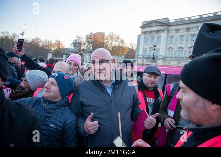 LONDRES, le 9th décembre 2022. Dave Ward de l'UCF à l'extérieur du Palais de Buckingham à Londres, des milliers de travailleurs de la poste assistent à un rassemblement organisé par l'UCF, Royal Mail, qui frappe tout au long du mois de décembre en raison des salaires et des conditions d'emploi. Crédit : Lucy North/Alamy Live News Banque D'Images