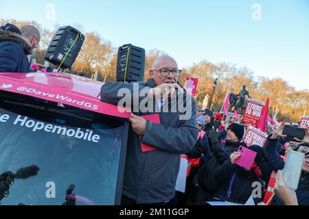 LONDRES, le 9th décembre 2022. Dave Ward de l'UCF à l'extérieur du Palais de Buckingham à Londres, des milliers de travailleurs de la poste assistent à un rassemblement organisé par l'UCF, Royal Mail, qui frappe tout au long du mois de décembre en raison des salaires et des conditions d'emploi. Crédit : Lucy North/Alamy Live News Banque D'Images