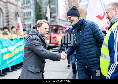 Hanovre, Allemagne. 09th décembre 2022. Gerald Heere (Bündnis 90/Die Grünen, l) Ministre des Finances de Basse-Saxe, accueille les manifestants devant le Ministère des Finances de Hanovre. Les pompiers de Basse-Saxe, organisés dans le syndicat ver.di, exigent que le nouveau gouvernement de l'État paie leurs primes de Noël en totalité. Credit: Michael Matthey/dpa/Alay Live News Banque D'Images