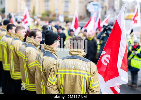 Hanovre, Allemagne. 09th décembre 2022. Des pompiers de Basse-Saxe manifestent devant le ministère des Finances du centre-ville de Hanovre. Les pompiers de Basse-Saxe, organisés dans le syndicat ver.di, exigent que le nouveau gouvernement de l'État paie leurs primes de Noël en totalité. Credit: Michael Matthey/dpa/Alay Live News Banque D'Images