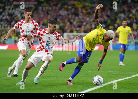 Josip Juranovic en Croatie et Rodrygo au Brésil en action lors du match de quart de finale de la coupe du monde de la FIFA au stade Education City à Al Rayyan, au Qatar. Date de la photo: Vendredi 9 décembre 2022. Banque D'Images