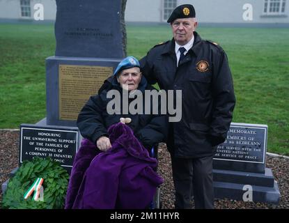 Charlie Cooley (à gauche), de Galway, ancien combattant d'Une compagnie, 35th Infantry Battalion, Qui a pris part au siège de Jadotville en septembre 1961, avec son frère et ancien membre des forces de défense de 40 ans Paul Cooley à la suite d'un événement pour dévoiler un monument dédié aux familles du personnel d'Une compagnie, à la caserne de Custume, Athlone. Date de la photo: Vendredi 9 décembre 2022. Banque D'Images